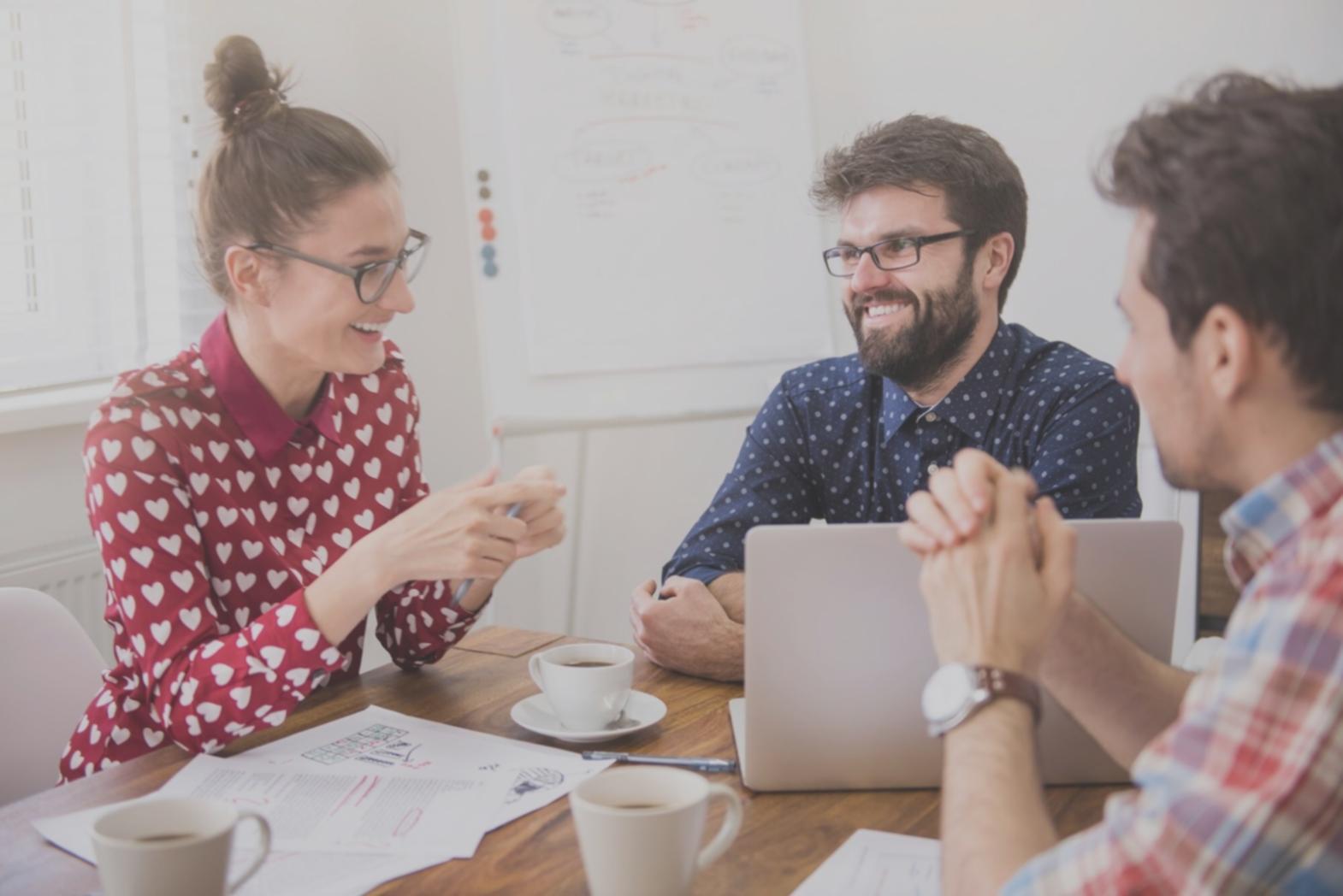 Personas trabajando en planificación financiera
